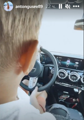 "Давай газу побольше": 8-летний сын Антона Гусева прокатил непутёвого папашу по оживлённой трассе в Москве